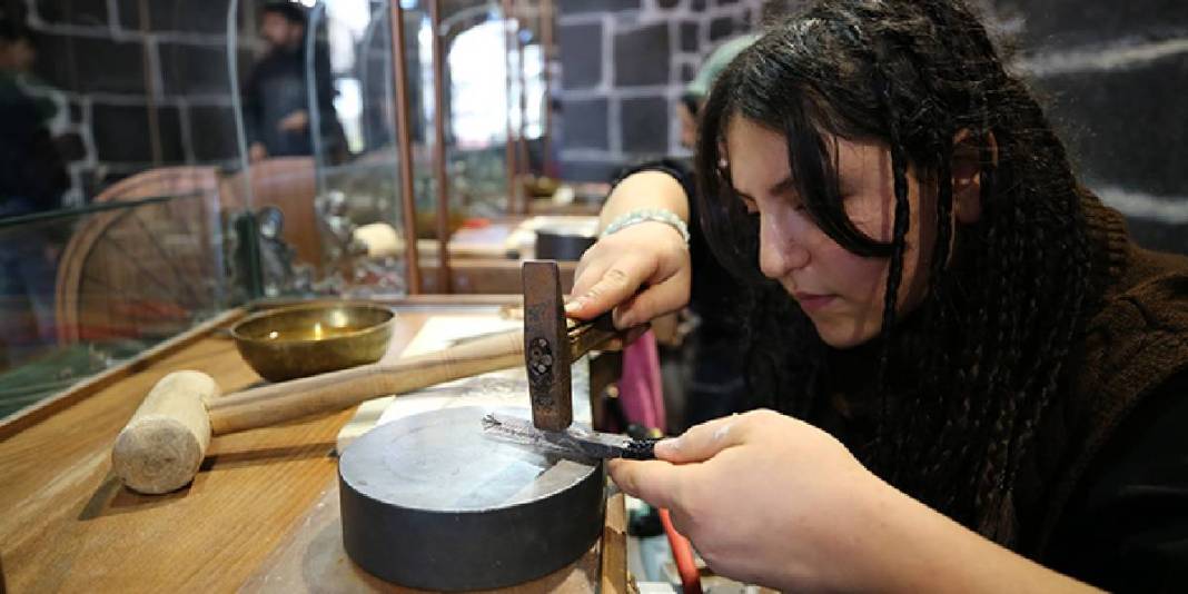 Kadınların gözdesiydi şimdi erkekler için yapılmaya başlandı! Tescilli Diyarbakır bileziği gün yüzüne çıktı 4